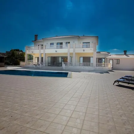 Deluxe, Fabulous And Luxurious 7bdr Villa, Close To Fig Tree Vilă