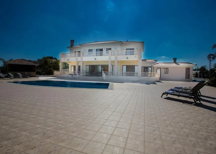 Deluxe, Fabulous And Luxurious 7bdr Villa, Close To Fig Tree Vilă